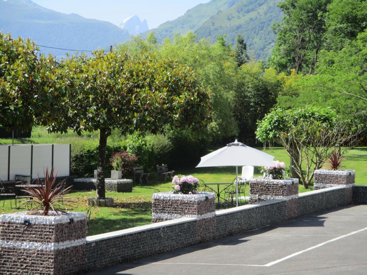 Logis L'Ayguelade Hotel Bielle Exterior photo